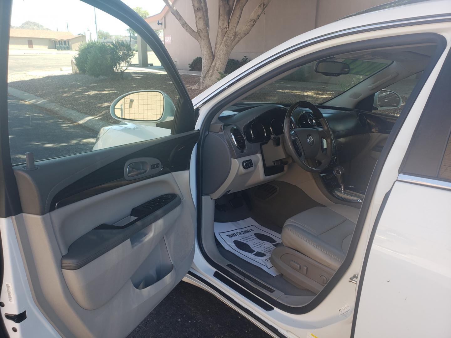 2017 WHITE /gray Buick Enclave (5GAKRBKD3HJ) with an 3.6L V6 DOHC 24V engine, 6-Speed Automatic transmission, located at 323 E Dunlap Ave., Phoenix, AZ, 85020, (602) 331-9000, 33.567677, -112.069000 - 2017 Buick Enclave,....... EXCELLENT condition, Ice Cold A/C, Clean Gray interior with Gray leather seats in near perfect condition, 3RD row seating, Rear AC, New brakes, Tune up, Touch screen Stereo/CD Player, Bluetooth, Phone sync, Backuup camera, Satellite compatible, Gorgeous tinted sunroof,This - Photo#8